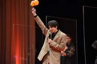 風船が割れるのではないかと怯える高杉真宙。