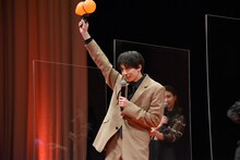 風船が割れるのではないかと怯える高杉真宙。