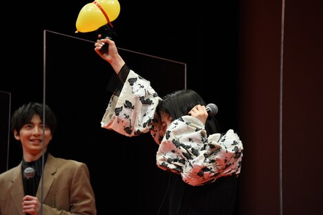 風船銃に怯える浜辺美波。