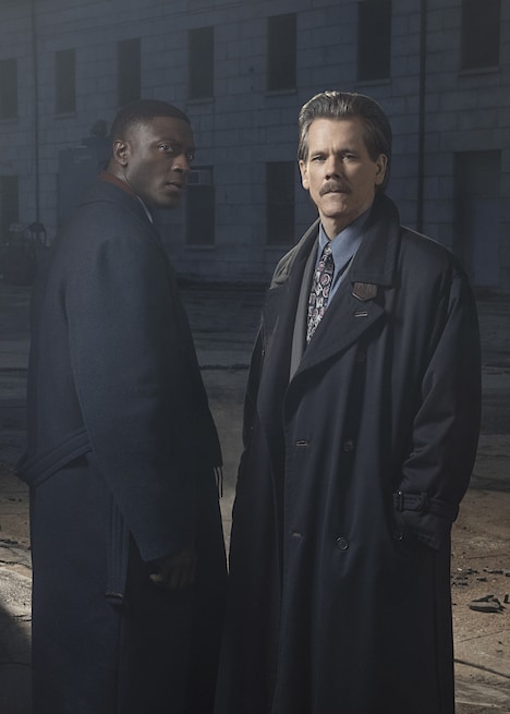 左からオルディス・ホッジ演じるデコーシー・ワード、ケヴィン・ベーコン演じるジャッキー・ロア。