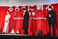 左から武井咲、佐藤健、新田真剣佑。