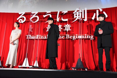 左から武井咲、佐藤健、新田真剣佑。