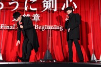 衣装の丈を説明する佐藤健（左）と、それを楽しそうに聞く新田真剣佑（右）。