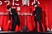 衣装の丈を説明する佐藤健（左）と、それを楽しそうに聞く新田真剣佑（右）。