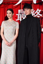 左から武井咲、佐藤健。