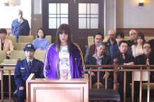 「イチケイのカラス」より、広瀬アリス演じる銃刀法違反を犯した極道妻。