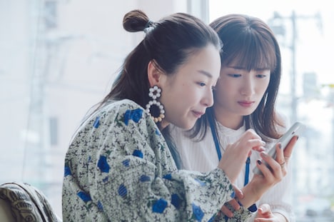 「ナポレオンと私」より、綾乃彩演じる伊原ゆか（左）。