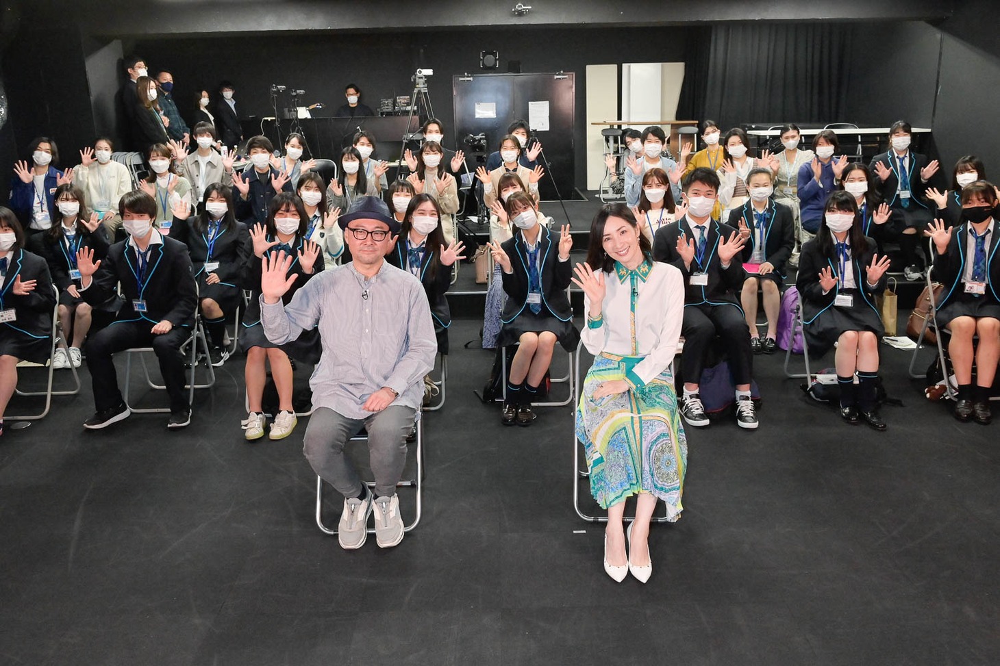 真飛聖（右）と内田英治（左）による特別授業「LABO」の様子。