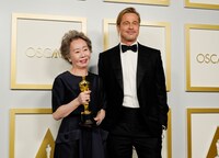 左から、助演女優賞を受賞したユン・ヨジョン、プレゼンターのブラッド・ピット。（Getty Images）