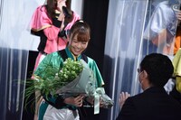 塚田英明（右）から花束を受け取る新條由芽（左）。