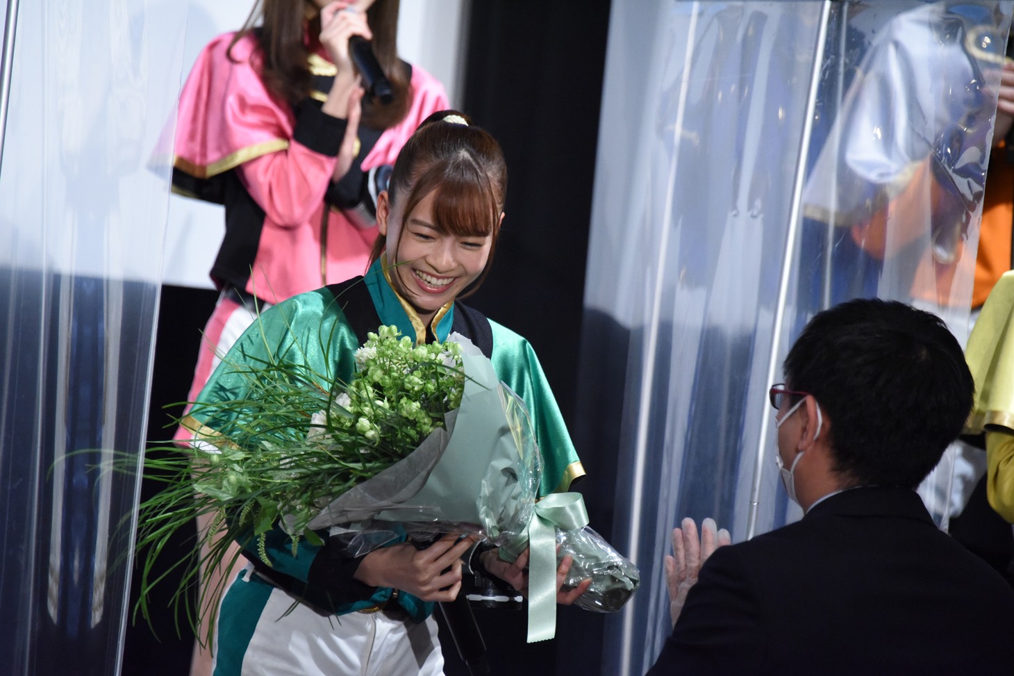 塚田英明（右）から花束を受け取る新條由芽（左）。