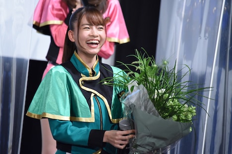 花束を受け取った新條由芽。