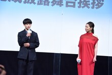 左から和田庵、尾野真千子。