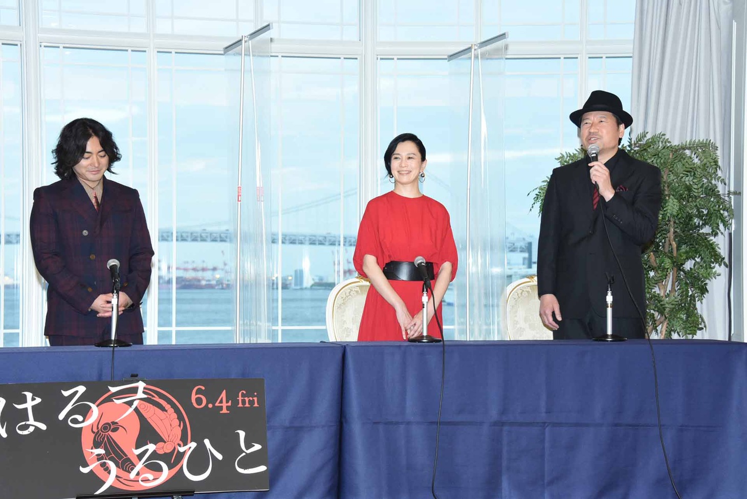 左から山田孝之、坂井真紀、佐藤二朗。
