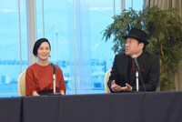 左から坂井真紀、佐藤二朗。