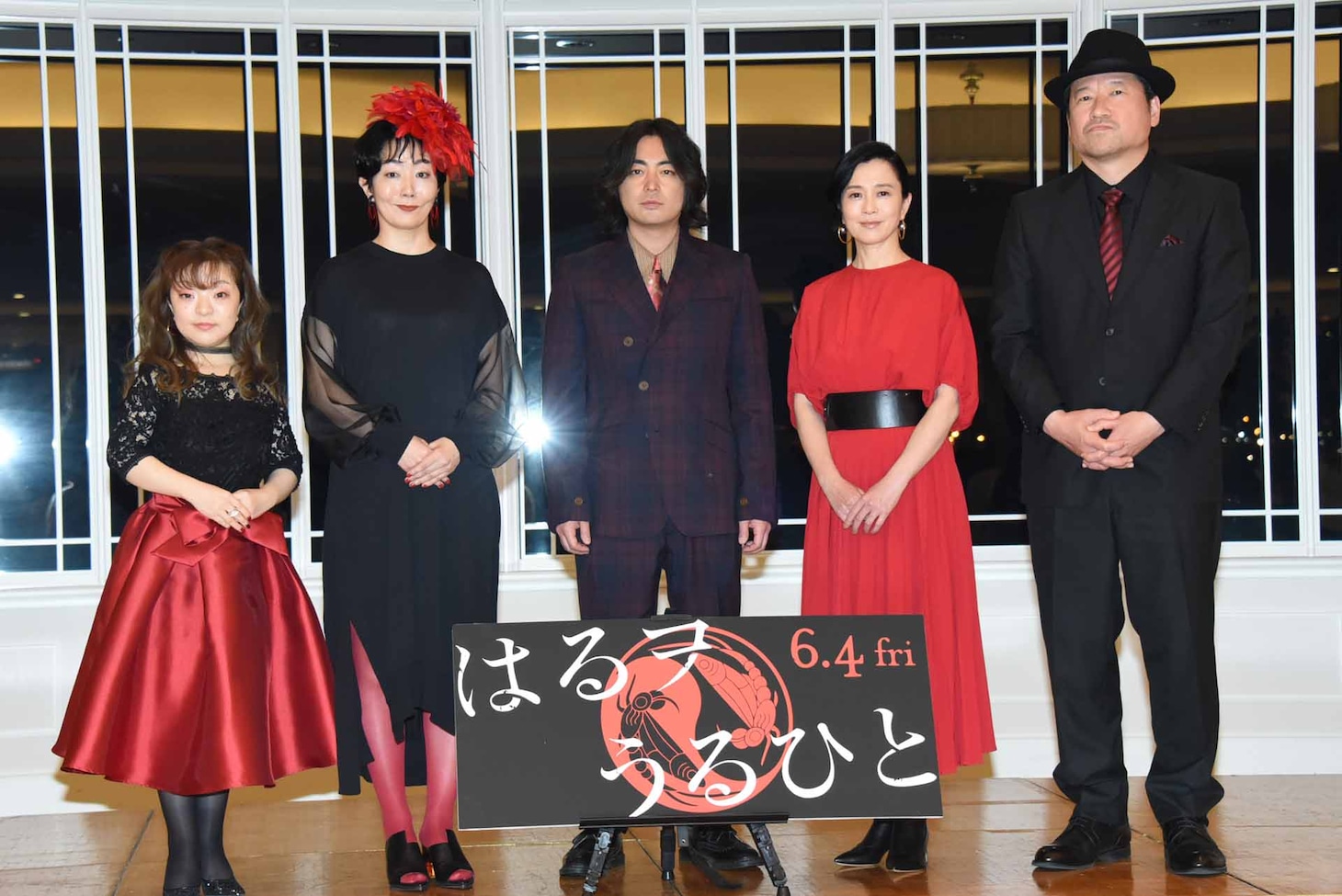 「はるヲうるひと」完成報告会見の様子。左から笹野鈴々音、今藤洋子、山田孝之、坂井真紀、佐藤二朗。