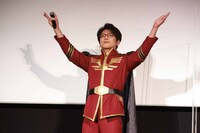 シャアの演説を再現する及川光博。