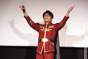 シャアの演説を再現する及川光博。