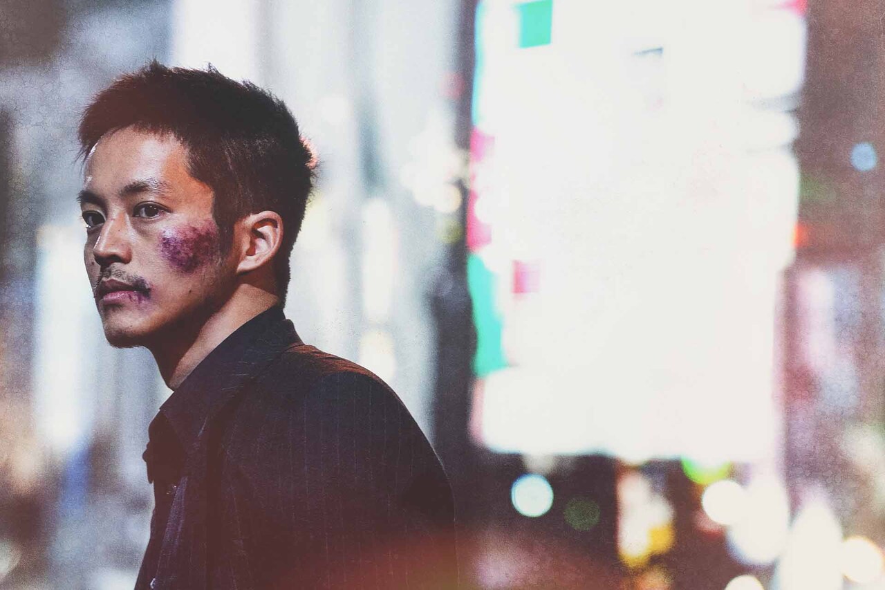 松坂桃李が不良刑事に変貌、鈴木亮平や村上虹郎も捉えた「孤狼の血2」新映像