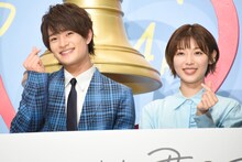 指ハートをする浮所飛貴（左）と白石聖（右）。