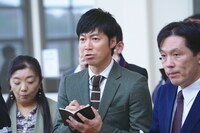 東貴博演じる記者。