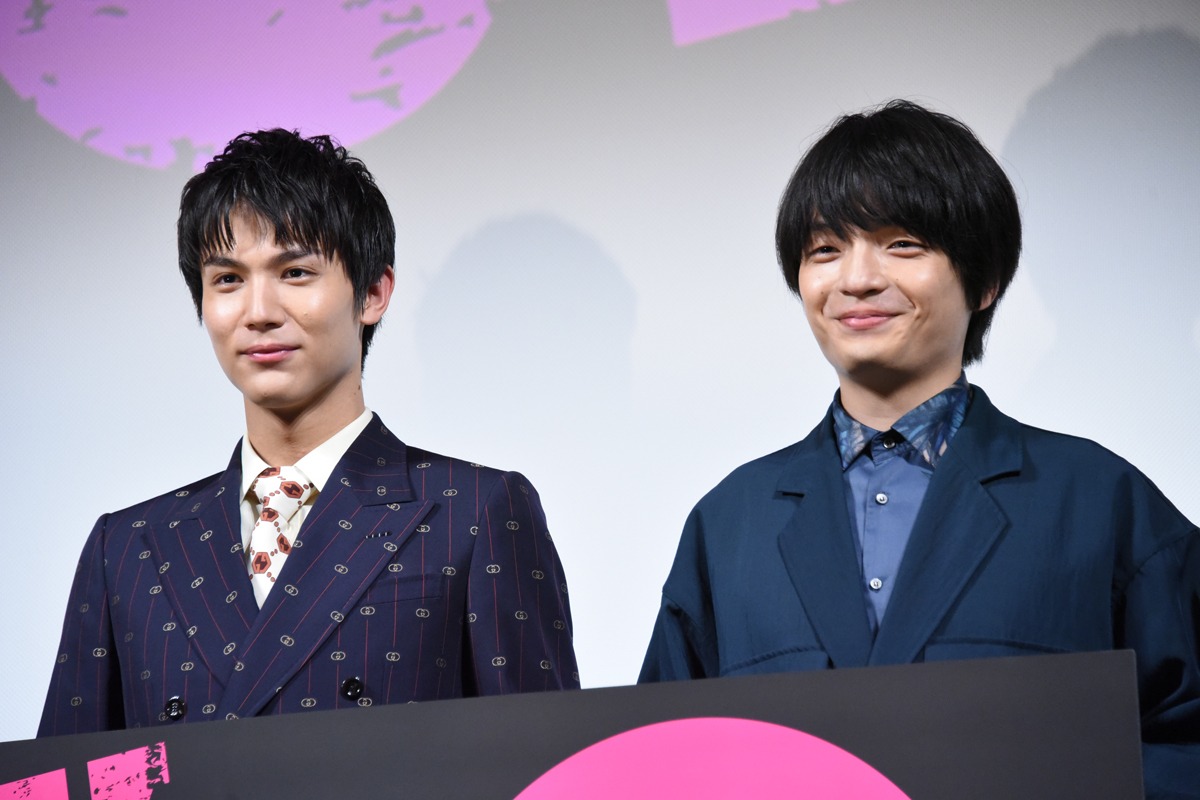 左から中川大志、岡山天音。