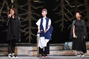 左から竹田新、松本まりか、小泉今日子。