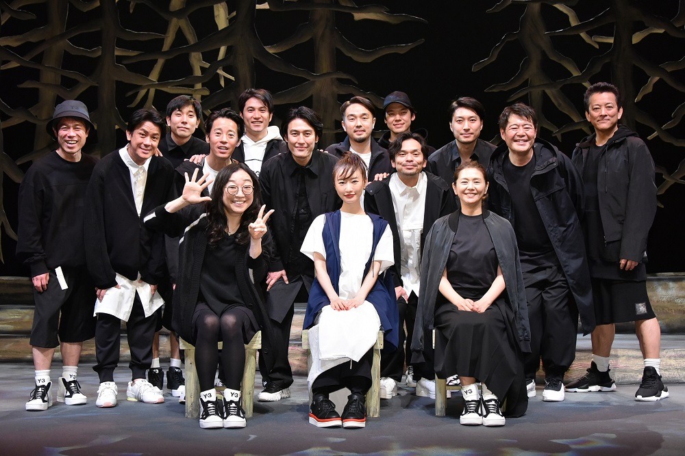 舞台「向こうの果て」2021年4月30日のアフタートークの様子。前列左から竹田新、松本まりか、小泉今日子。