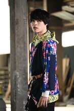 「仮面ライダーセイバー×ゴースト」より、西銘駿演じる天空寺タケル。