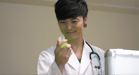 「グレーゾーン」より、メンタルドクターSidowの出演シーン。