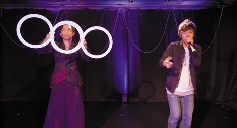 「グレーゾーン」より、謳歌（左）とTOMOKINの出演シーン。