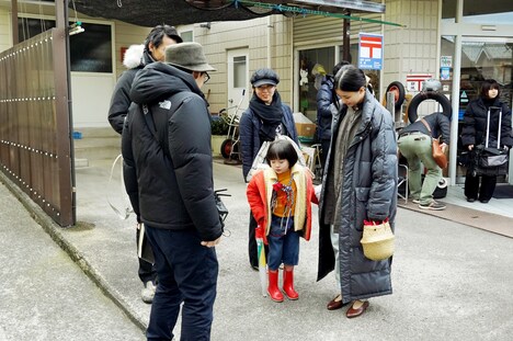 「Arc アーク」メイキング写真より、鈴木咲(中央手前)と芳根京子(右)。