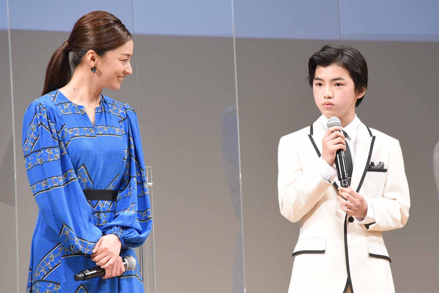 左から尾野真千子、柴崎楓雅。