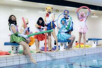 実際のシャイニー・シュリンプスによる「美少女戦士セーラームーン」のコスプレ。