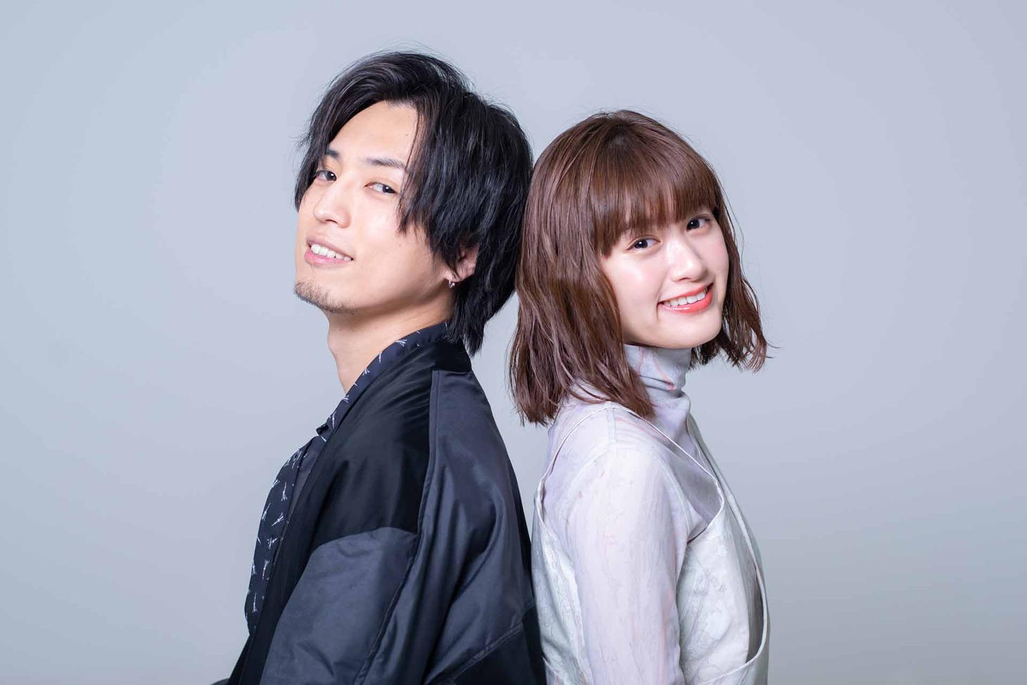 左から桐山漣（スタイリスト：吉田ナオキ、ヘアメイク：江夏智也）、小西桜子（スタイリスト：阪上秀平、ヘアメイク：石邑麻由）。