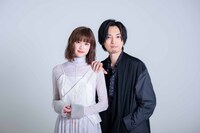 左から小西桜子（スタイリスト：阪上秀平、ヘアメイク：石邑麻由）、桐山漣（スタイリスト：吉田ナオキ、ヘアメイク：江夏智也）。