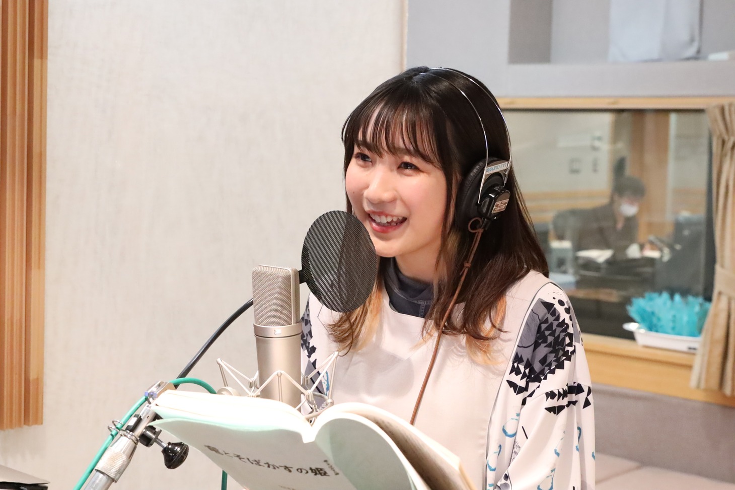 幾田りらのアフレコ時の様子。