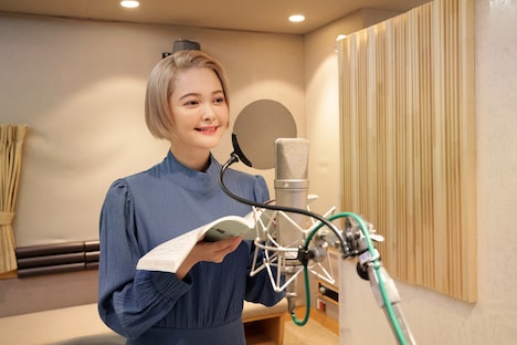 玉城ティナのアフレコ時の様子。