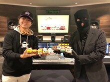 左から監督の見里朝希、モルカーたち、制作スタッフの佐藤桂。