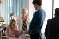 「プロミシング・ヤング・ウーマン」撮影現場にて、エメラルド・フェネル（中央）。(c)2019 FOCUS FEATURES LLC. ALL RIGHTS RESERVED.