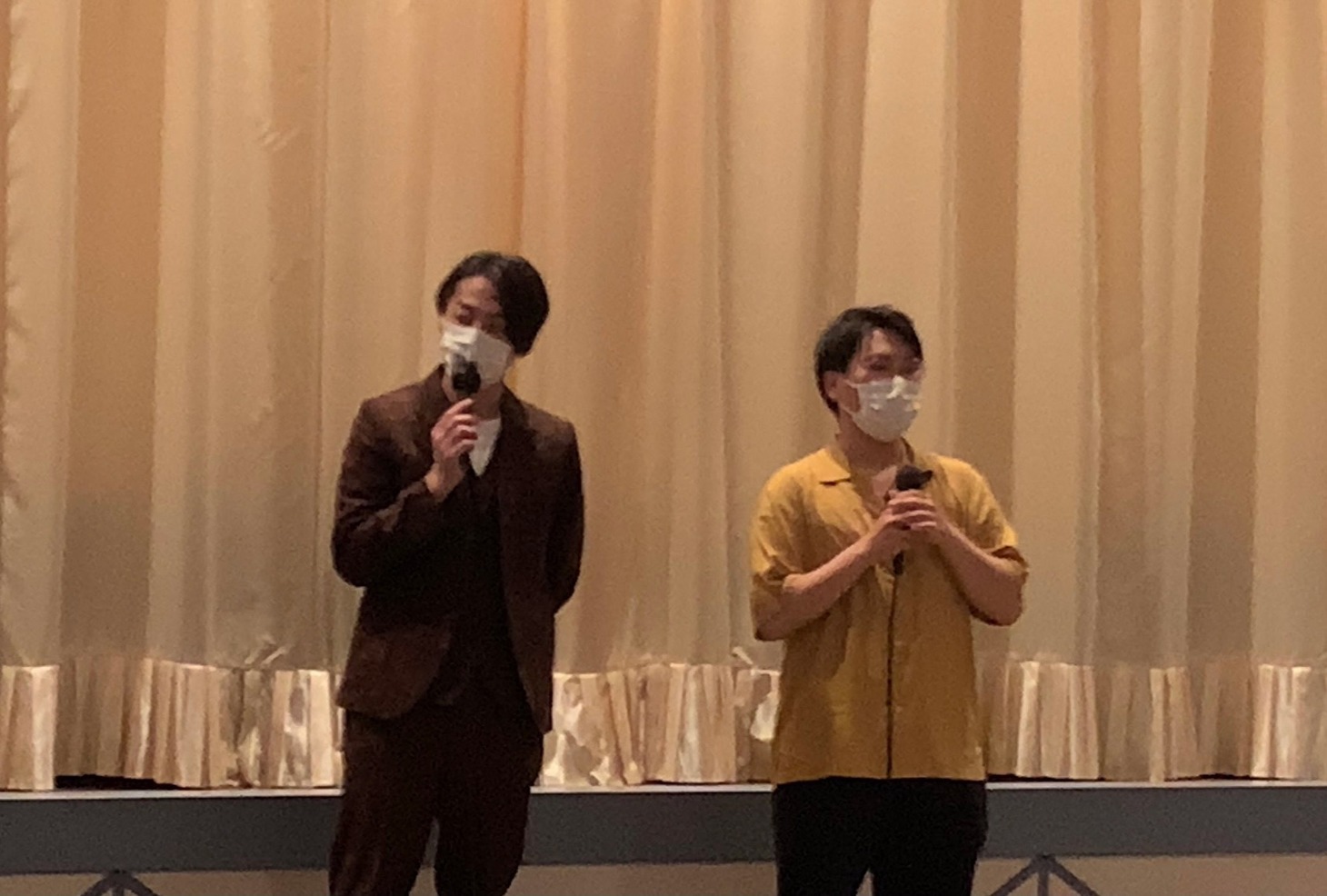 「ある用務員」舞台挨拶に出席した福士誠治（左）、阪元裕吾（右）。