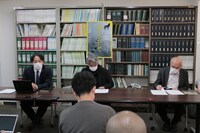 「狼をさがして」記者会見の様子。