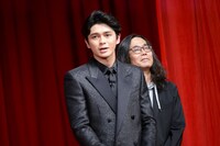 眞栄田郷敦（手前）