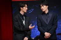 左から清水尋也、鈴木伸之。