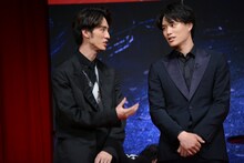左から清水尋也、鈴木伸之。