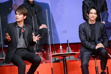 左から北村匠海、吉沢亮。