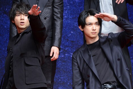 左から山田裕貴、吉沢亮。