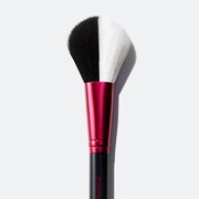 「ディズニー クルエラ コレクション by M・A・C」#129S パウダー/ブラッシュ ブラシ（税込7260円）