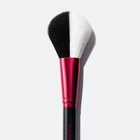 「ディズニー クルエラ コレクション by M・A・C」#129S パウダー/ブラッシュ ブラシ（税込7260円）