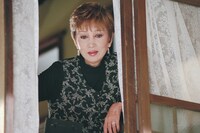 崎谷夏子役の浅丘ルリ子。